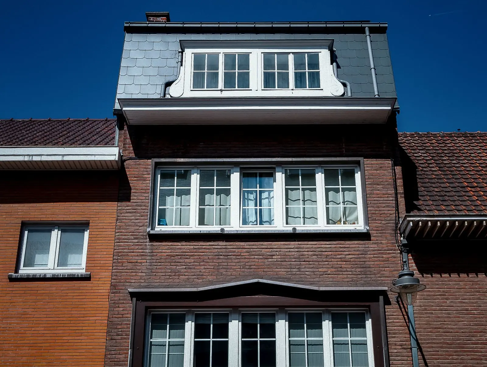 Dakkapel met kozijnen op het schuine dak van een woning