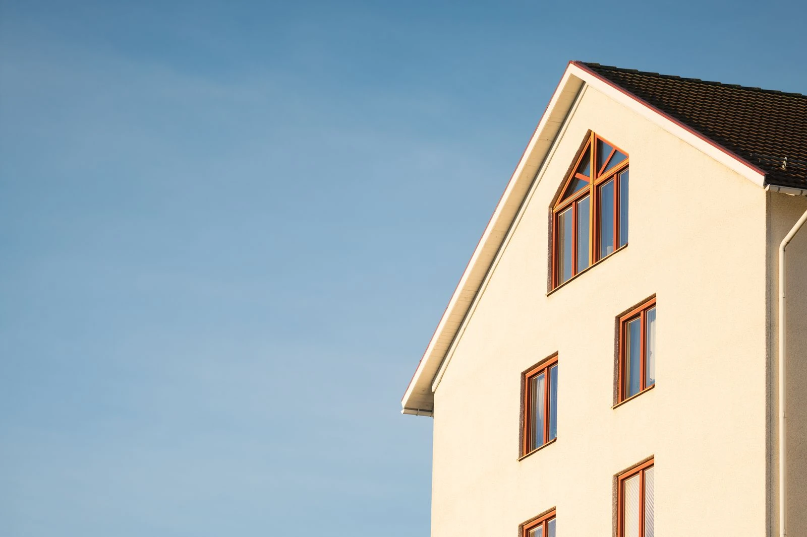Woning met verschillende soorten kozijnen